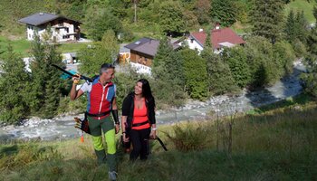 2 Personen am wandern mit einem Bogen | © Der Fotoigel