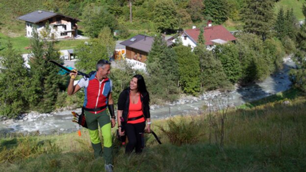 2 Personen am wandern mit einem Bogen | © Der Fotoigel