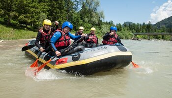 Menschen beim Rafting  | © viehhofen.at