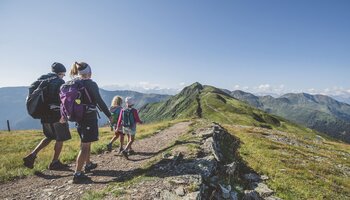 Familie wandert in saalbach | © saalbach.com, Mia Knoll