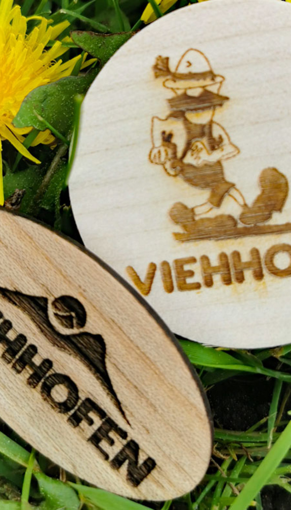 Hölzerne Wandernadel als Belohnung für Ihre Gipfelsiege | © viehhofen.at