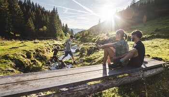 Familie entspannt sich im Talschluss von Saalbach Hinterglemm | © saalbach.com, Mia Knoll