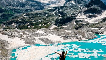 Frau schaut auf den Weisssee | © Ferienregion Nationalpark Hohe Tauern