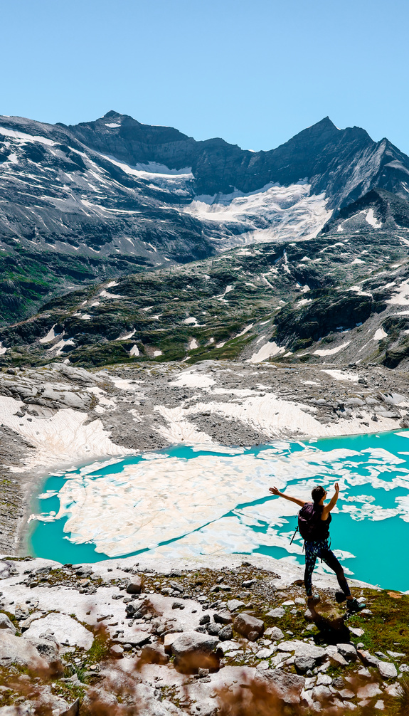 Frau schaut auf den Weisssee | © Ferienregion Nationalpark Hohe Tauern