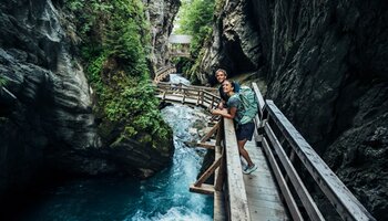 Paar steht bei der Sigmund-Thun-Klamm | © Zell am See-Kaprun Tourismus GmbH