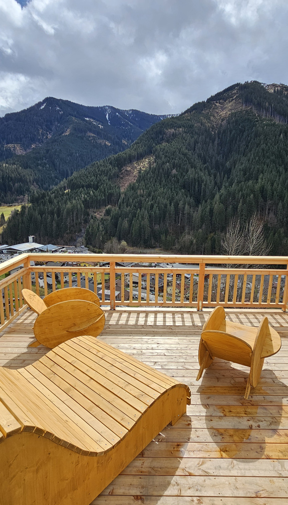 Aussichtsplattform in Viehhofen mit Liegestühle und Ausblick auf die Bergwelt und den Ort. | © viehhofen.at