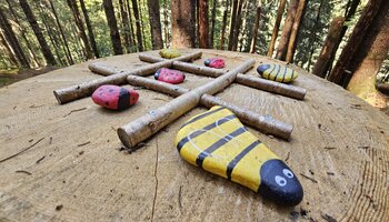 XXL Spielstation am Kinderwanderweg mit TicTacToe und Mühle | © viehhofen.at