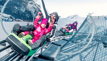 Familie bei der Alpenachterbahn im Winter | © Kitzsteinhorn